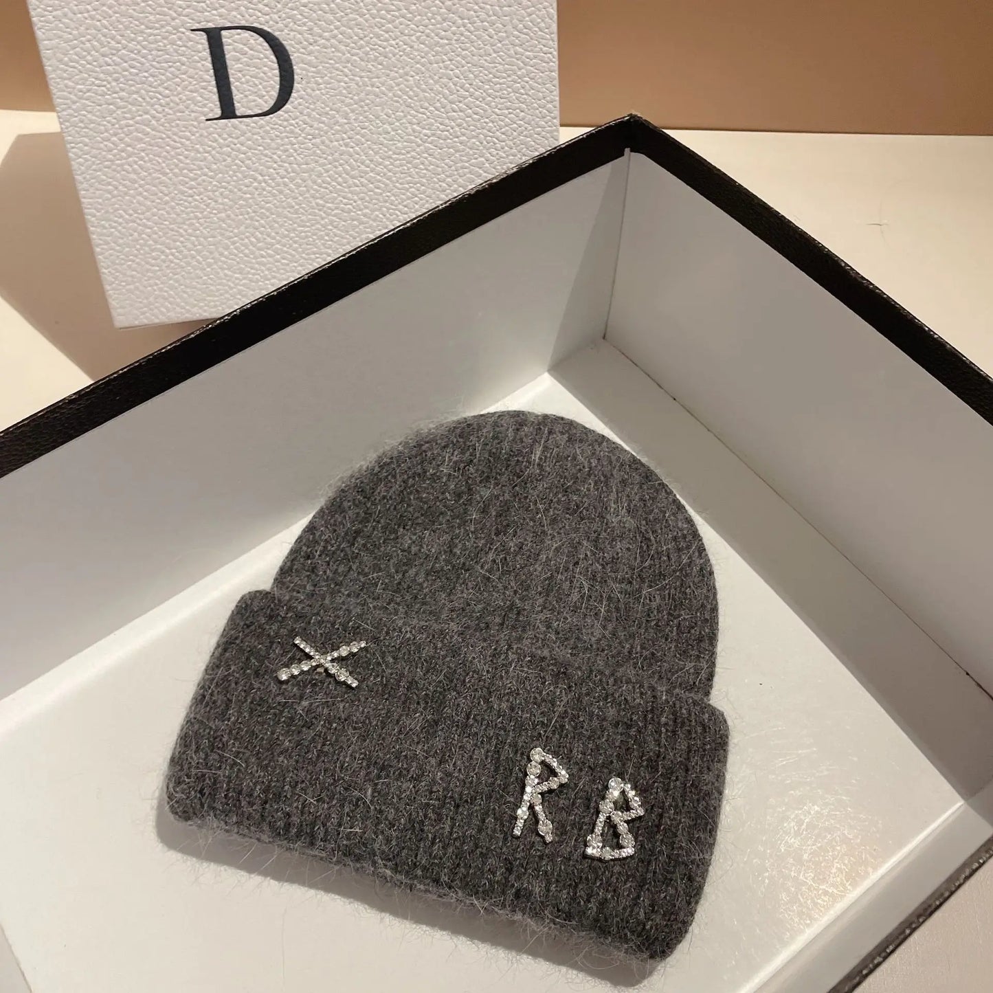 Bonnet en Fourrure de Lapin Réel avec Diamants et Lettre – Chapeau Tricoté Chic et Chaud pour Femmes