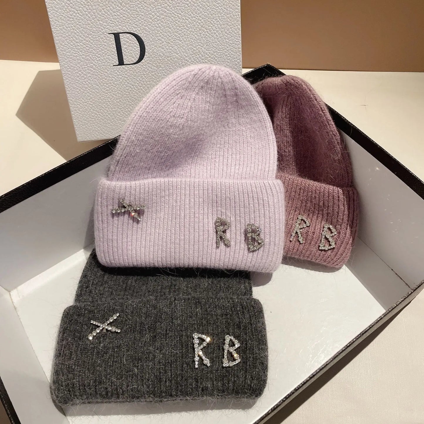 Bonnet en Fourrure de Lapin Réel avec Diamants et Lettre – Chapeau Tricoté Chic et Chaud pour Femmes