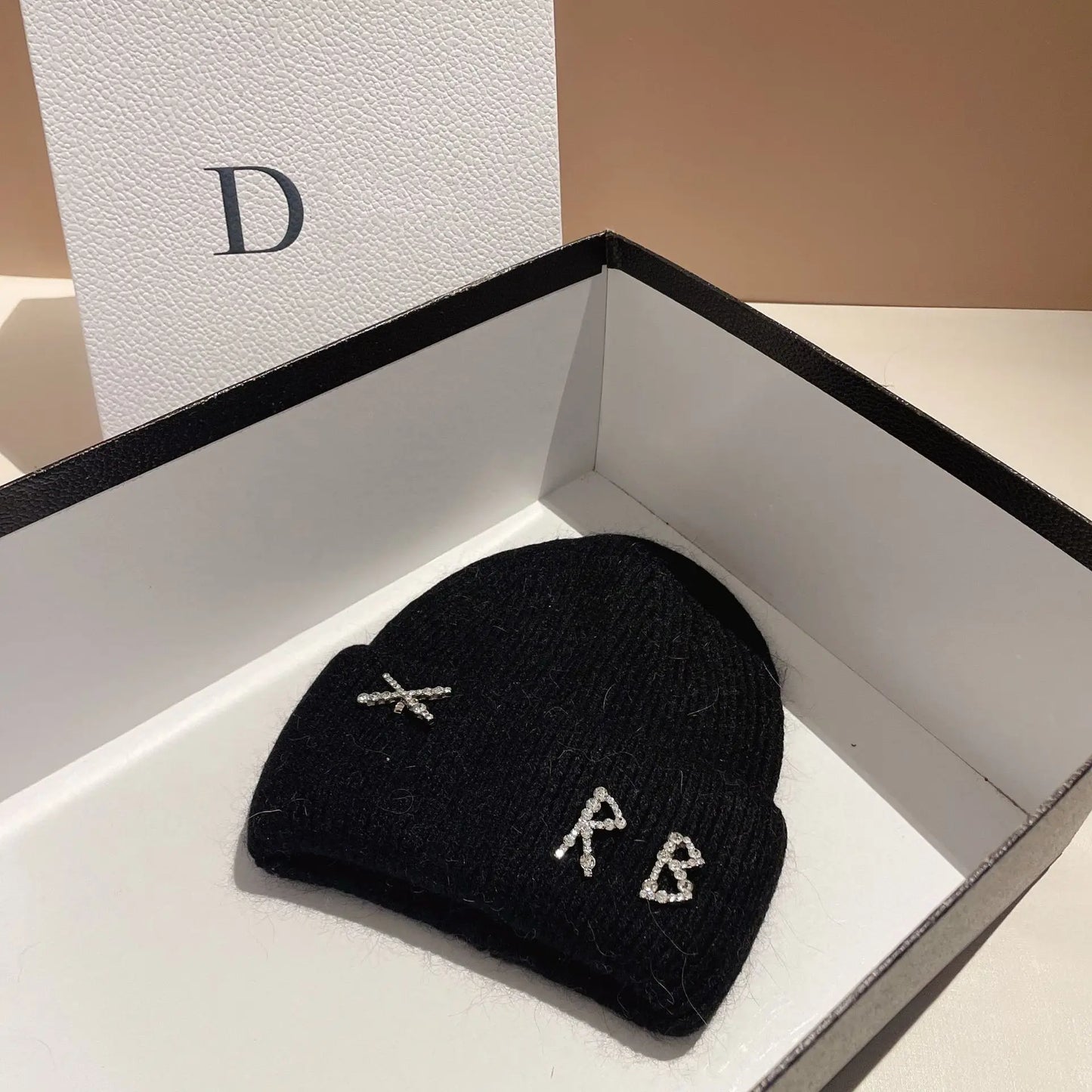 Bonnet en Fourrure de Lapin Réel avec Diamants et Lettre – Chapeau Tricoté Chic et Chaud pour Femmes