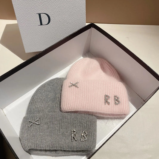 Bonnet en Fourrure de Lapin Réel avec Diamants et Lettre – Chapeau Tricoté Chic et Chaud pour Femmes