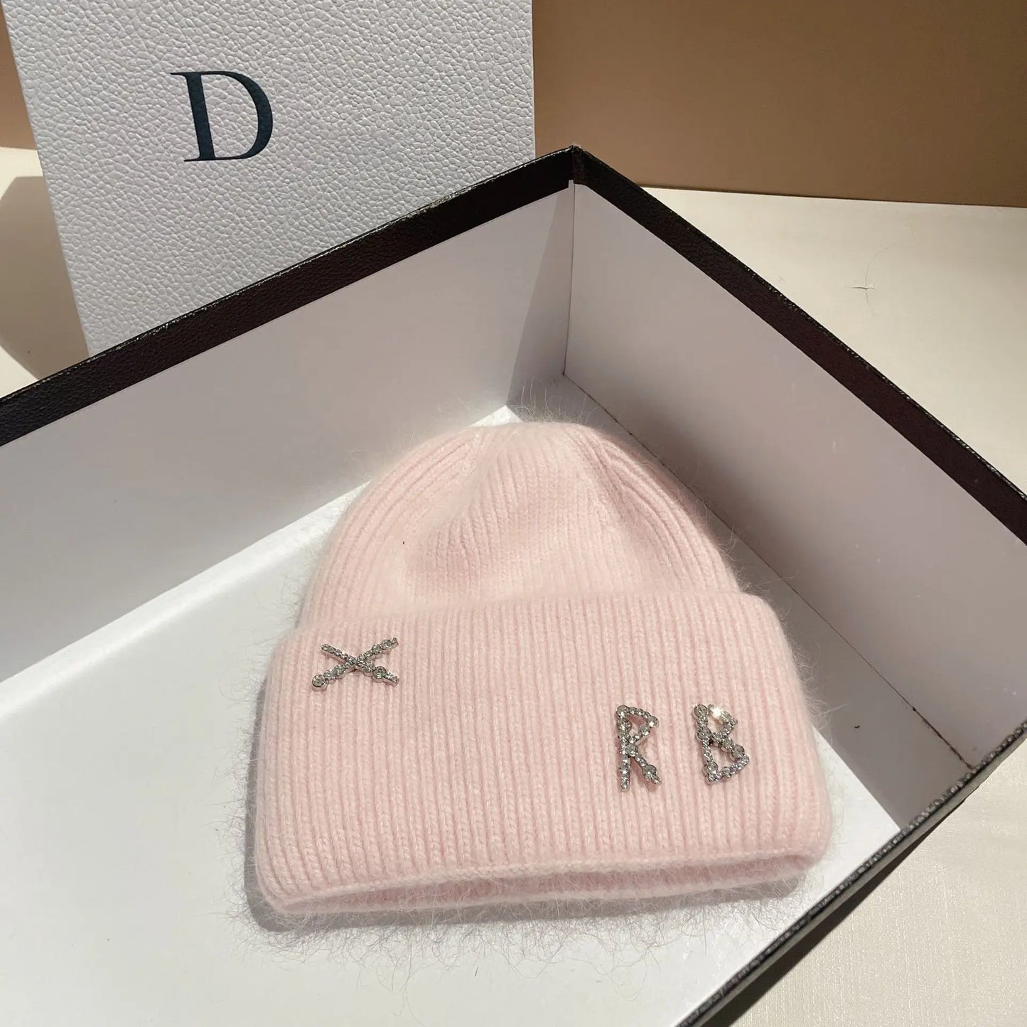 Bonnet en Fourrure de Lapin Réel avec Diamants et Lettre – Chapeau Tricoté Chic et Chaud pour Femmes