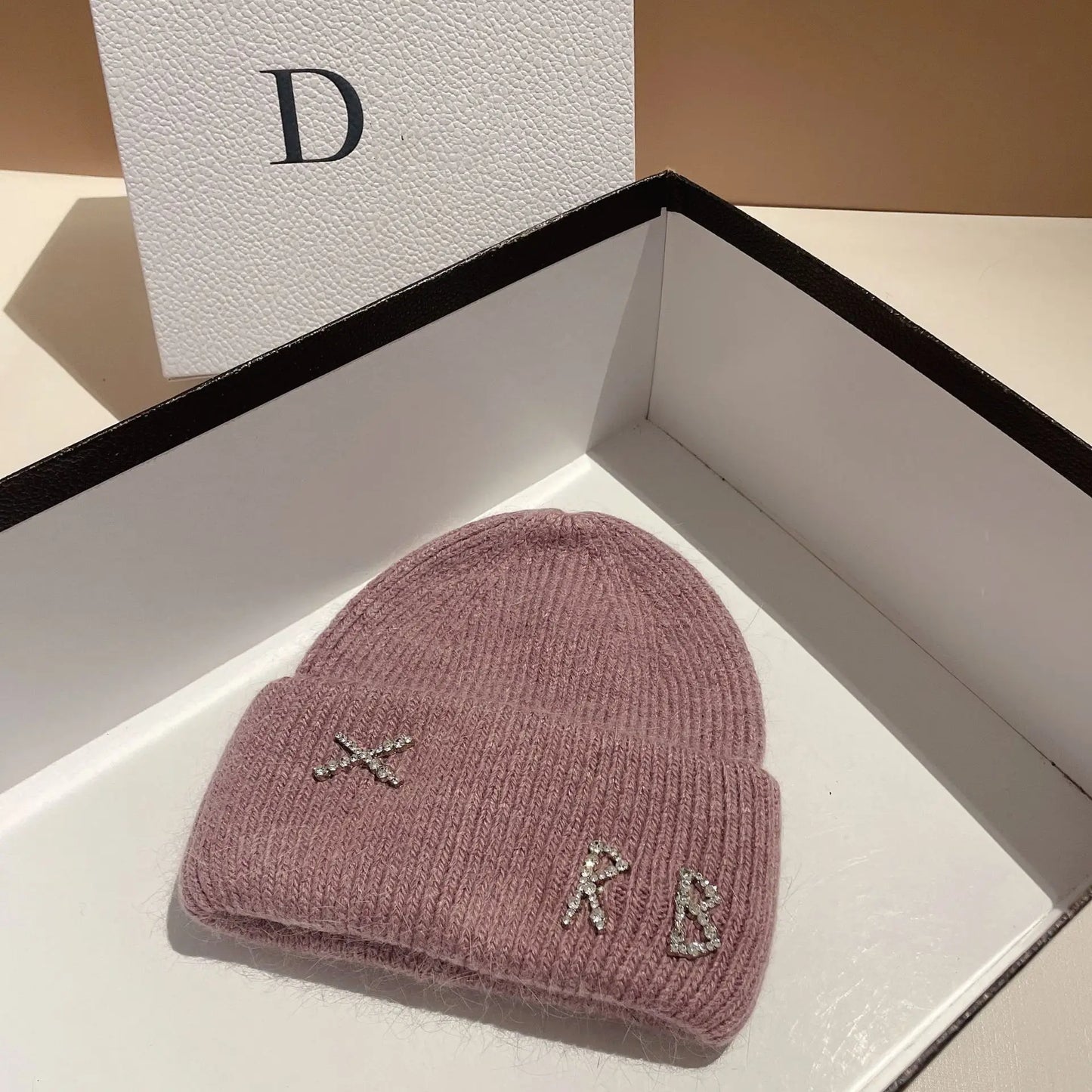 Bonnet en Fourrure de Lapin Réel avec Diamants et Lettre – Chapeau Tricoté Chic et Chaud pour Femmes