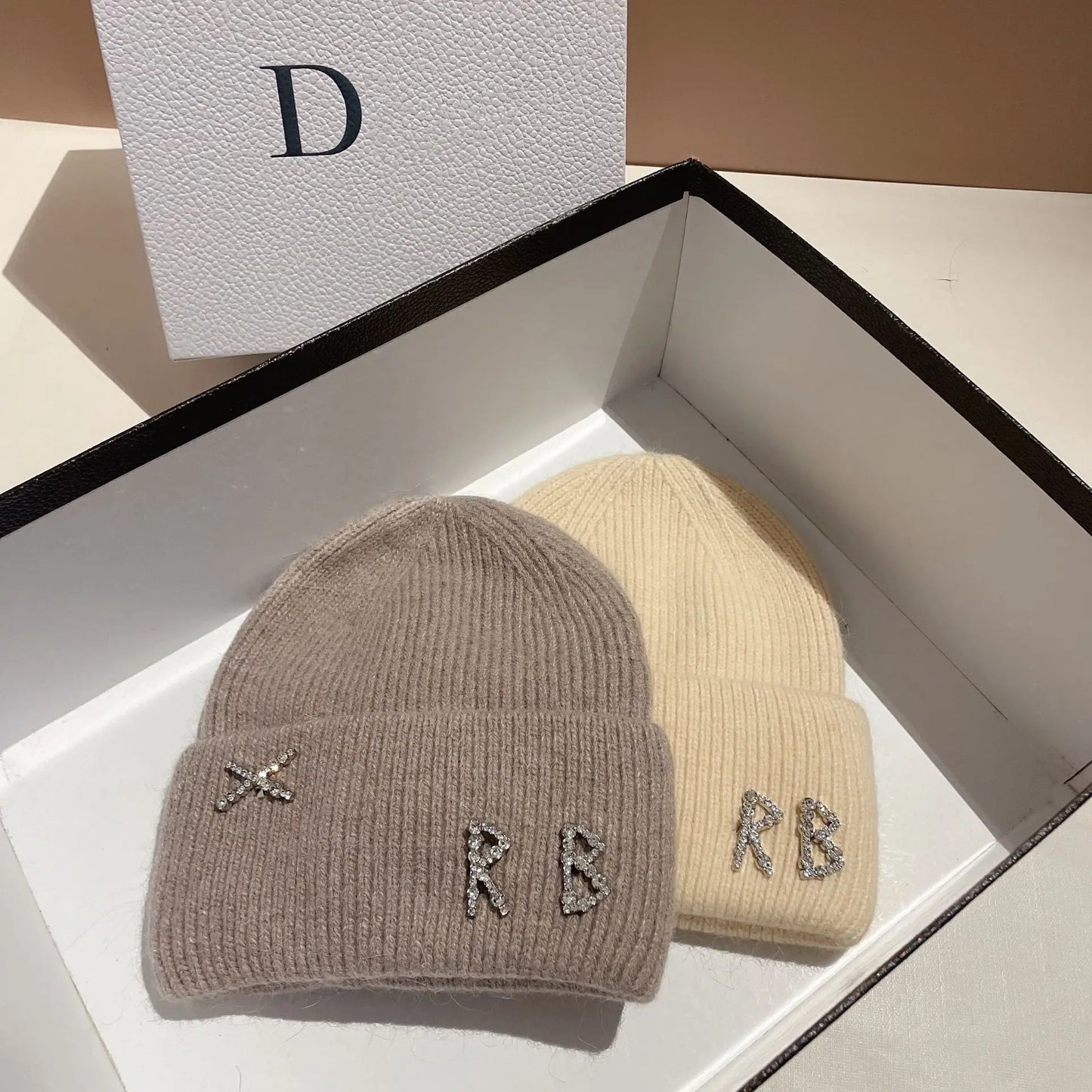 Bonnet en Fourrure de Lapin Réel avec Diamants et Lettre – Chapeau Tricoté Chic et Chaud pour Femmes