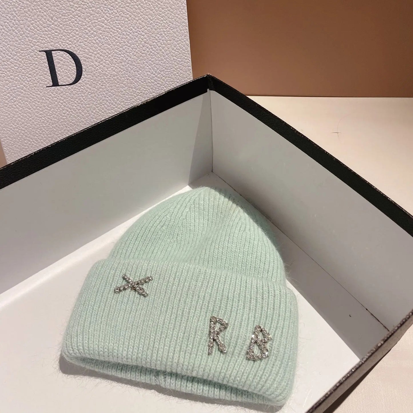 Bonnet en Fourrure de Lapin Réel avec Diamants et Lettre – Chapeau Tricoté Chic et Chaud pour Femmes