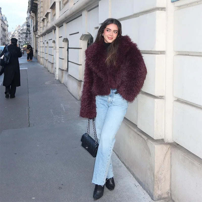 Le manteau en fausse fourrure chic et chaleureux pour l'hiver