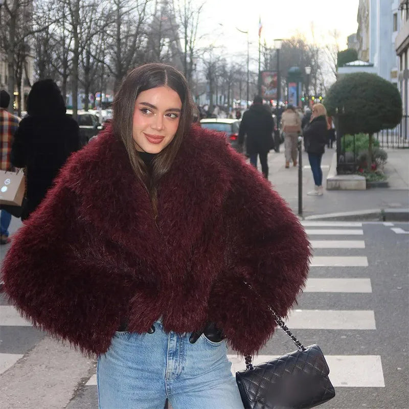 Le manteau en fausse fourrure chic et chaleureux pour l'hiver