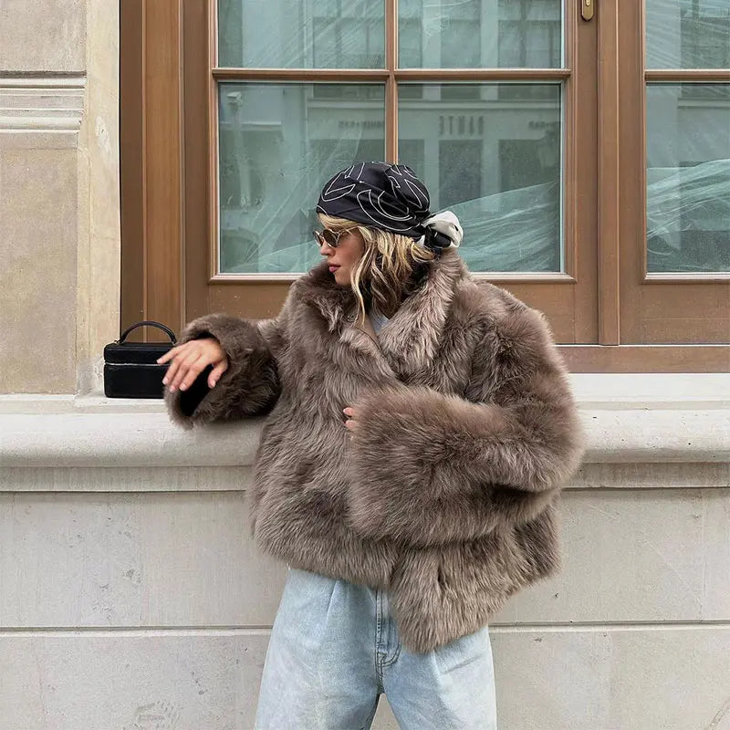 Le manteau en fausse fourrure chic et chaleureux pour l'hiver