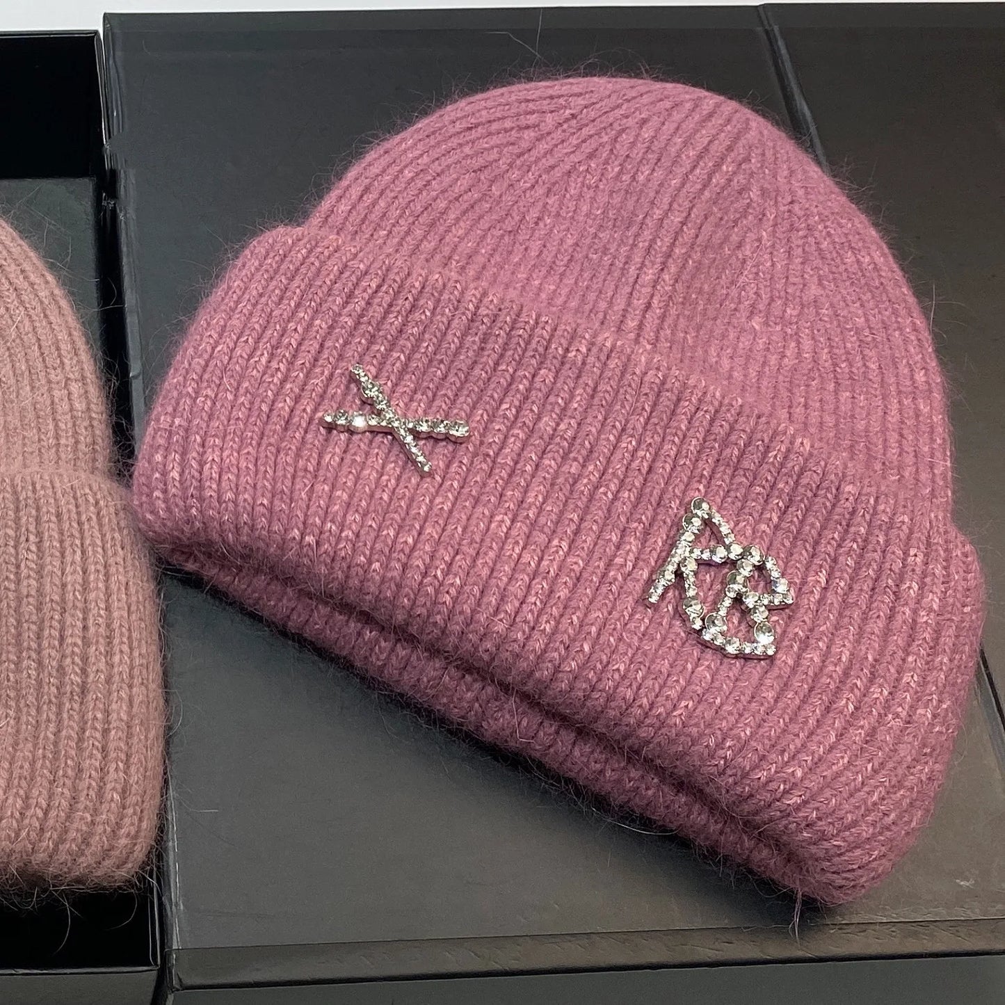 Bonnet en Fourrure de Lapin Réel avec Diamants et Lettre – Chapeau Tricoté Chic et Chaud pour Femmes