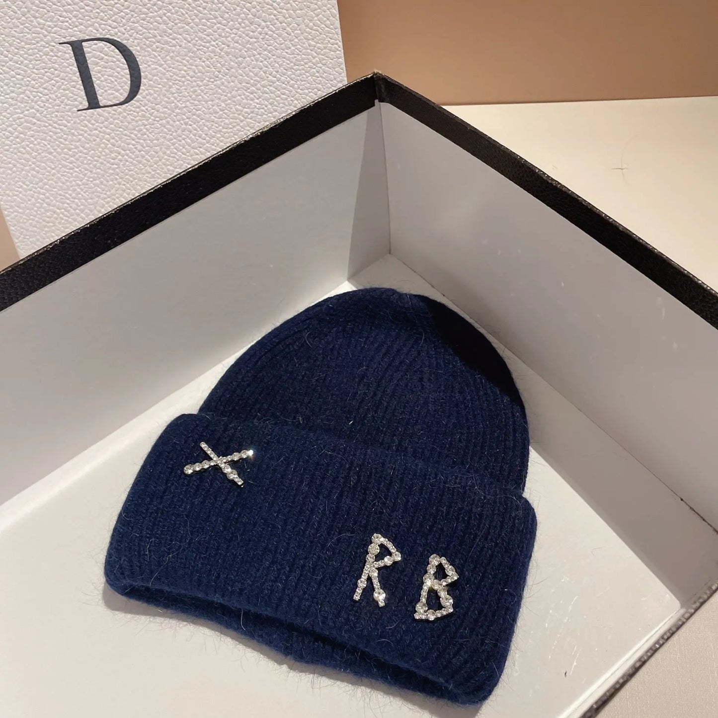 Bonnet en Fourrure de Lapin Réel avec Diamants et Lettre – Chapeau Tricoté Chic et Chaud pour Femmes