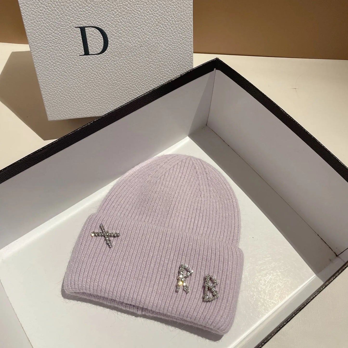 Bonnet en Fourrure de Lapin Réel avec Diamants et Lettre – Chapeau Tricoté Chic et Chaud pour Femmes