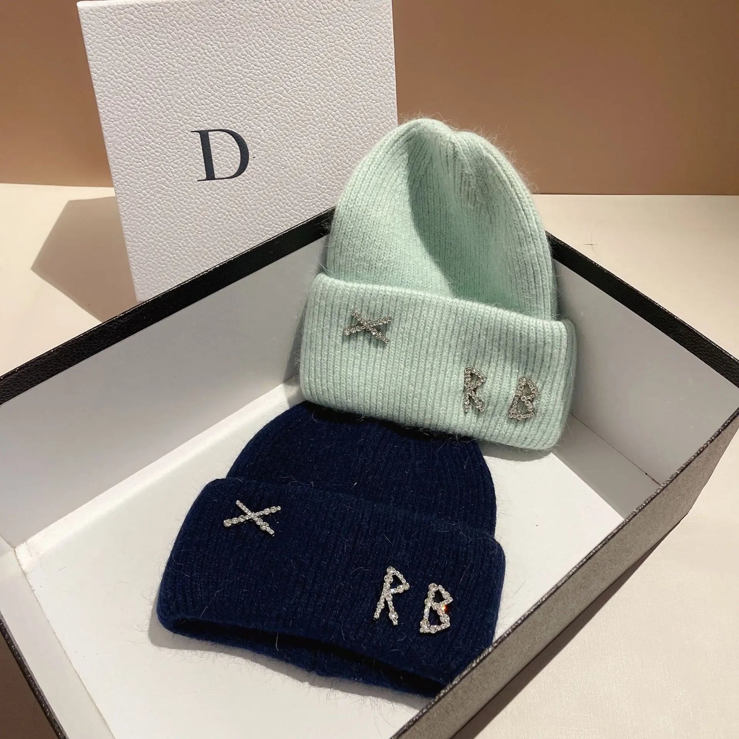 Bonnet en Fourrure de Lapin Réel avec Diamants et Lettre – Chapeau Tricoté Chic et Chaud pour Femmes