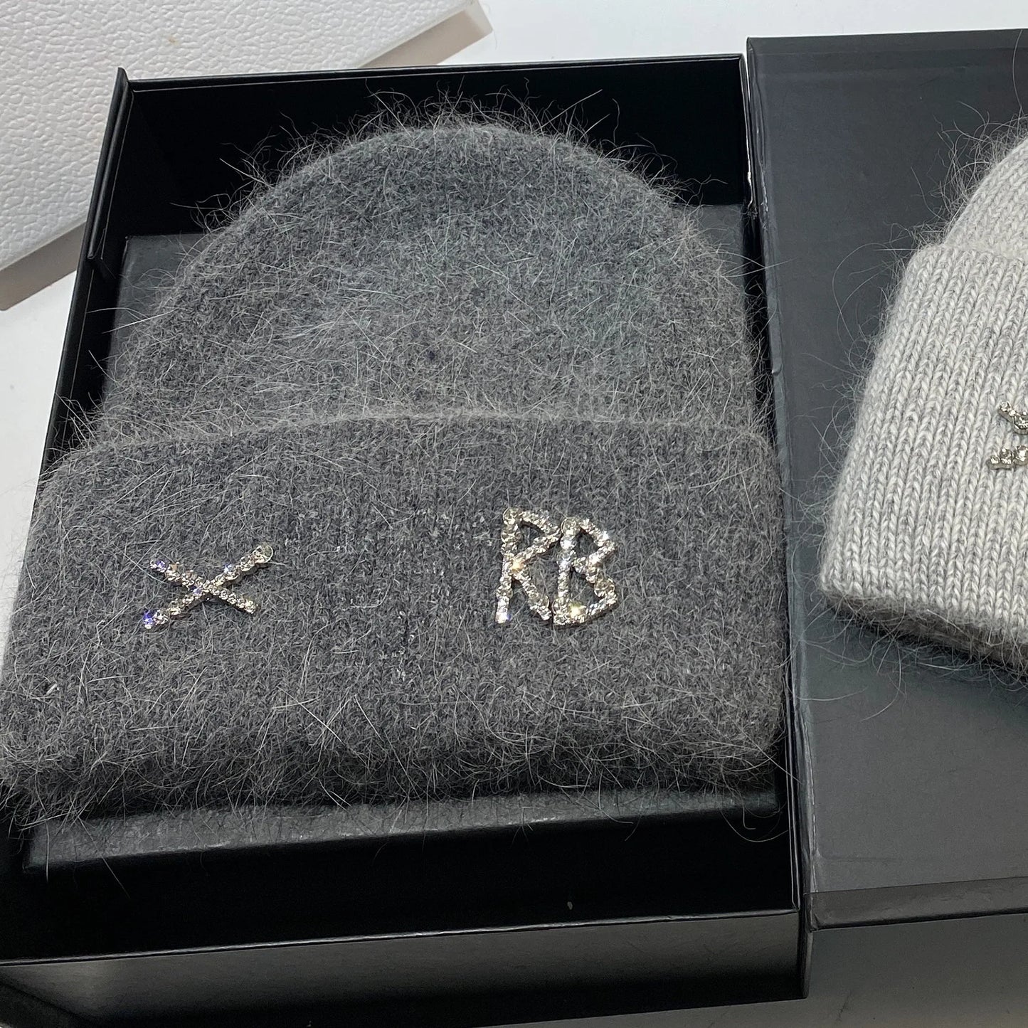 Bonnet en Fourrure de Lapin Réel avec Diamants et Lettre – Chapeau Tricoté Chic et Chaud pour Femmes