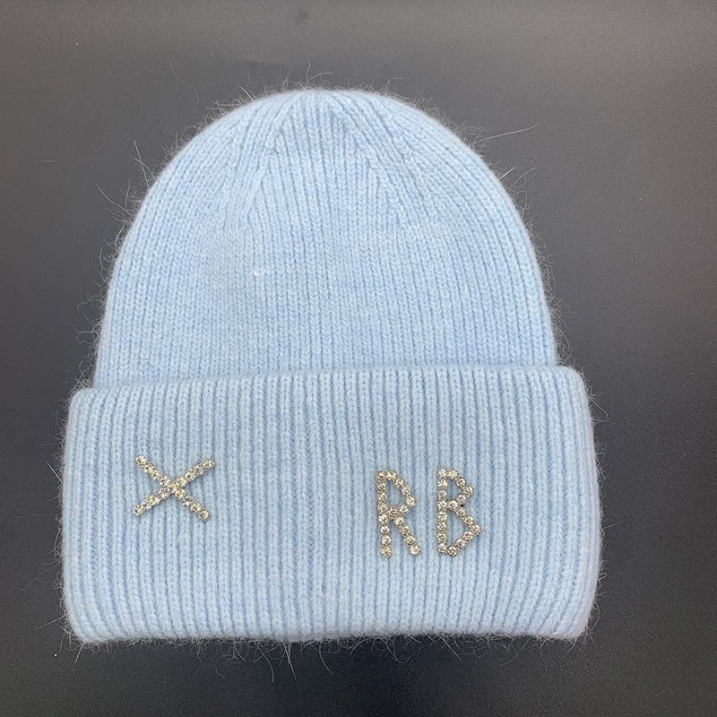 Bonnet en Fourrure de Lapin Réel avec Diamants et Lettre – Chapeau Tricoté Chic et Chaud pour Femmes