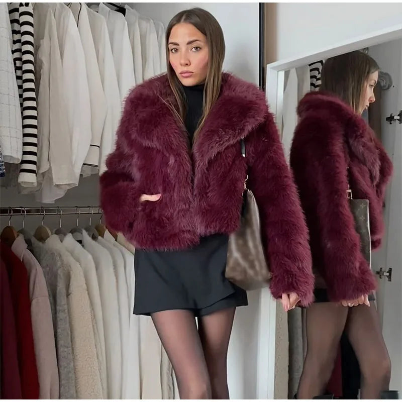 Le manteau en fausse fourrure chic et chaleureux pour l'hiver