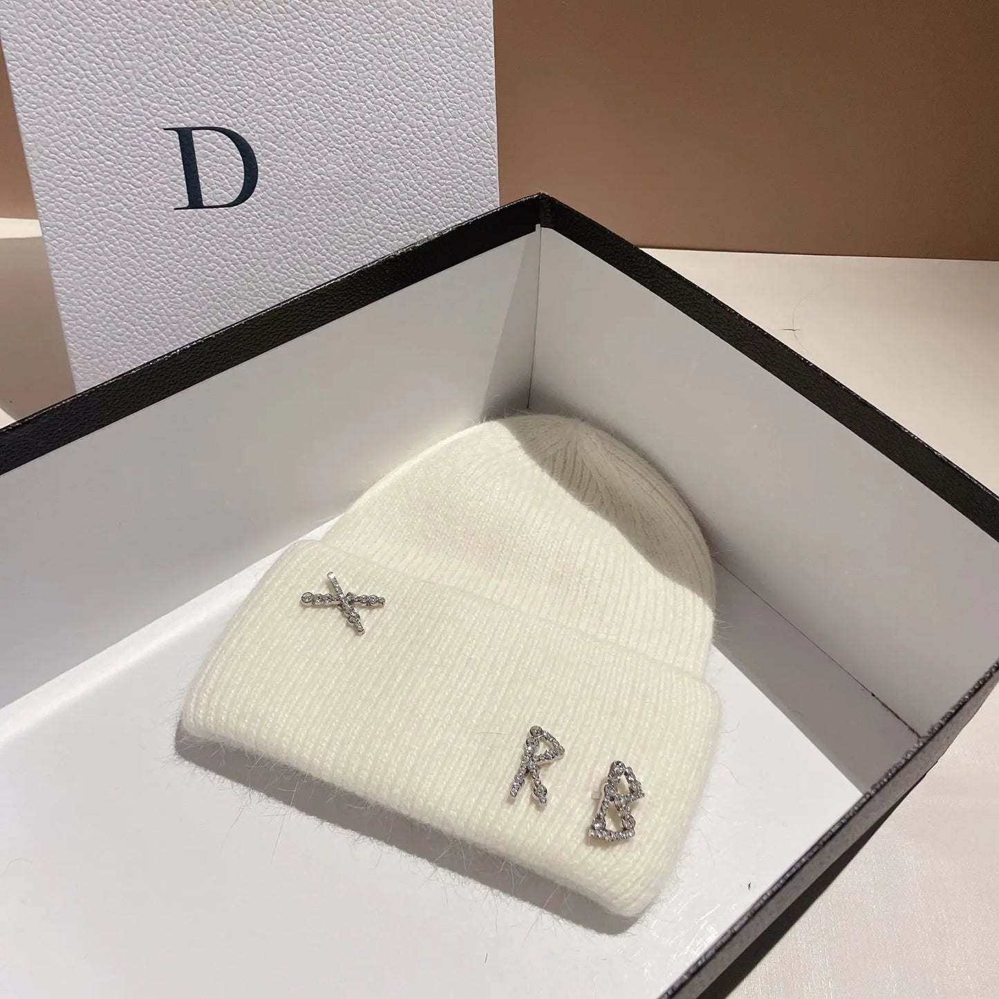 Bonnet en Fourrure de Lapin Réel avec Diamants et Lettre – Chapeau Tricoté Chic et Chaud pour Femmes