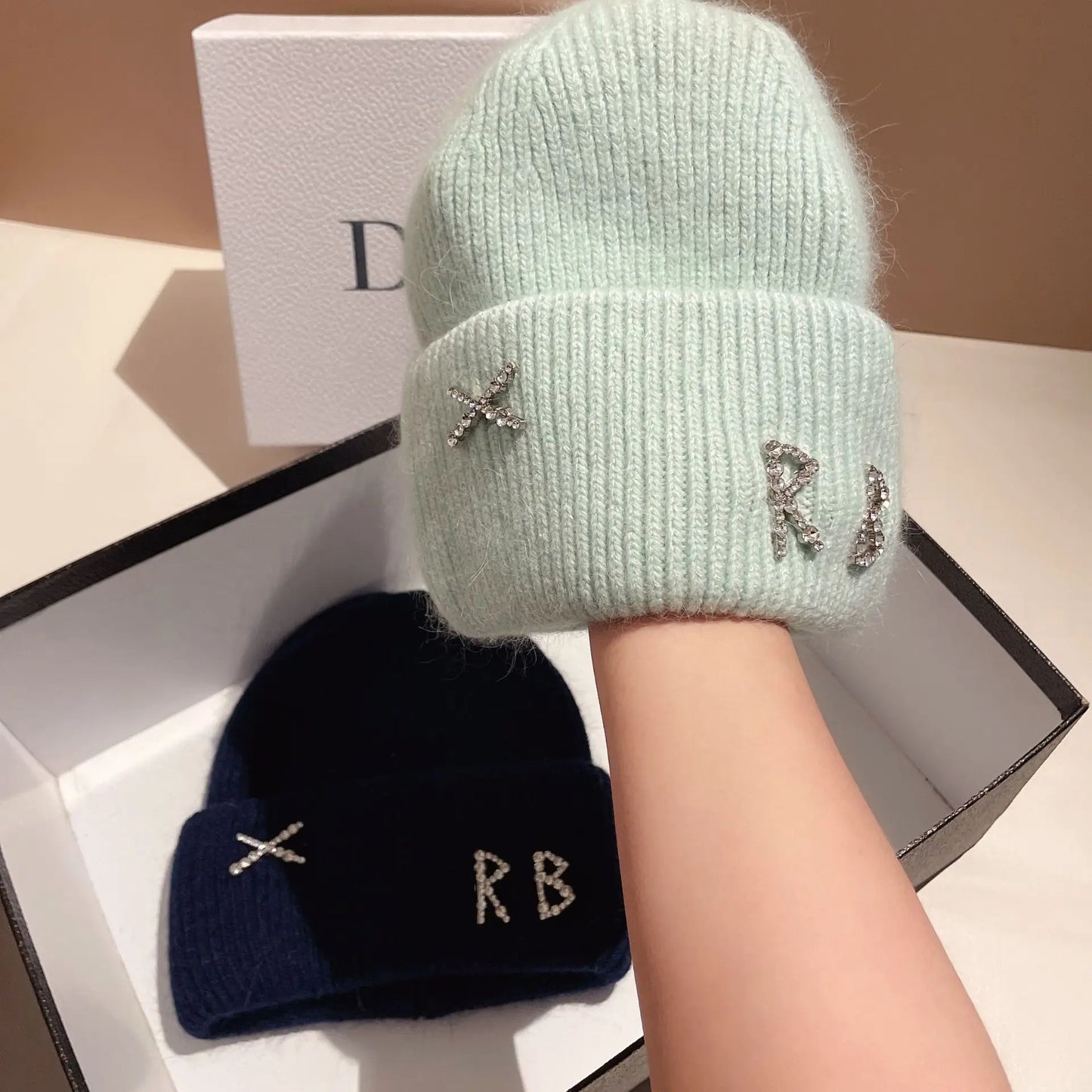 Bonnet en Fourrure de Lapin Réel avec Diamants et Lettre – Chapeau Tricoté Chic et Chaud pour Femmes