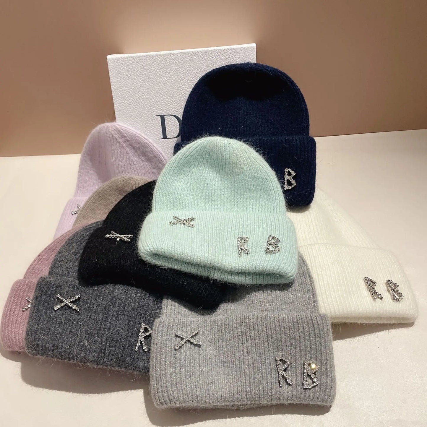 Bonnet en Fourrure de Lapin Réel avec Diamants et Lettre – Chapeau Tricoté Chic et Chaud pour Femmes