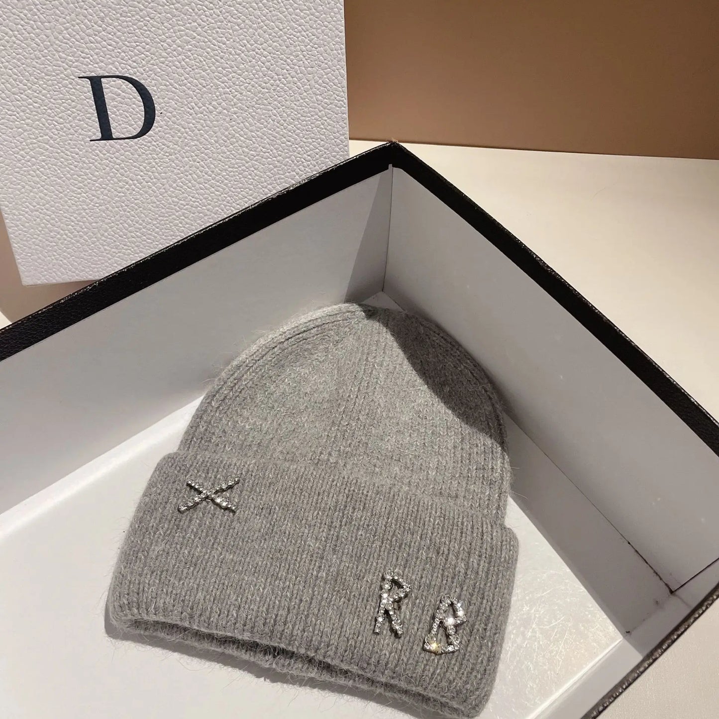 Bonnet en Fourrure de Lapin Réel avec Diamants et Lettre – Chapeau Tricoté Chic et Chaud pour Femmes