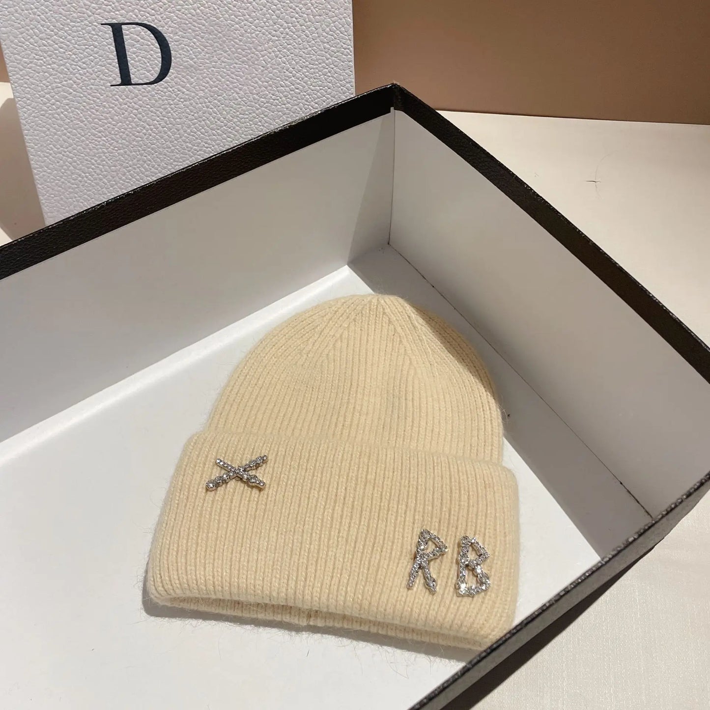 Bonnet en Fourrure de Lapin Réel avec Diamants et Lettre – Chapeau Tricoté Chic et Chaud pour Femmes