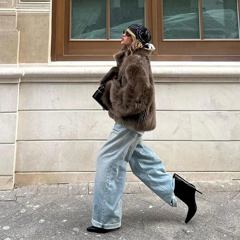 Le manteau en fausse fourrure chic et chaleureux pour l'hiver